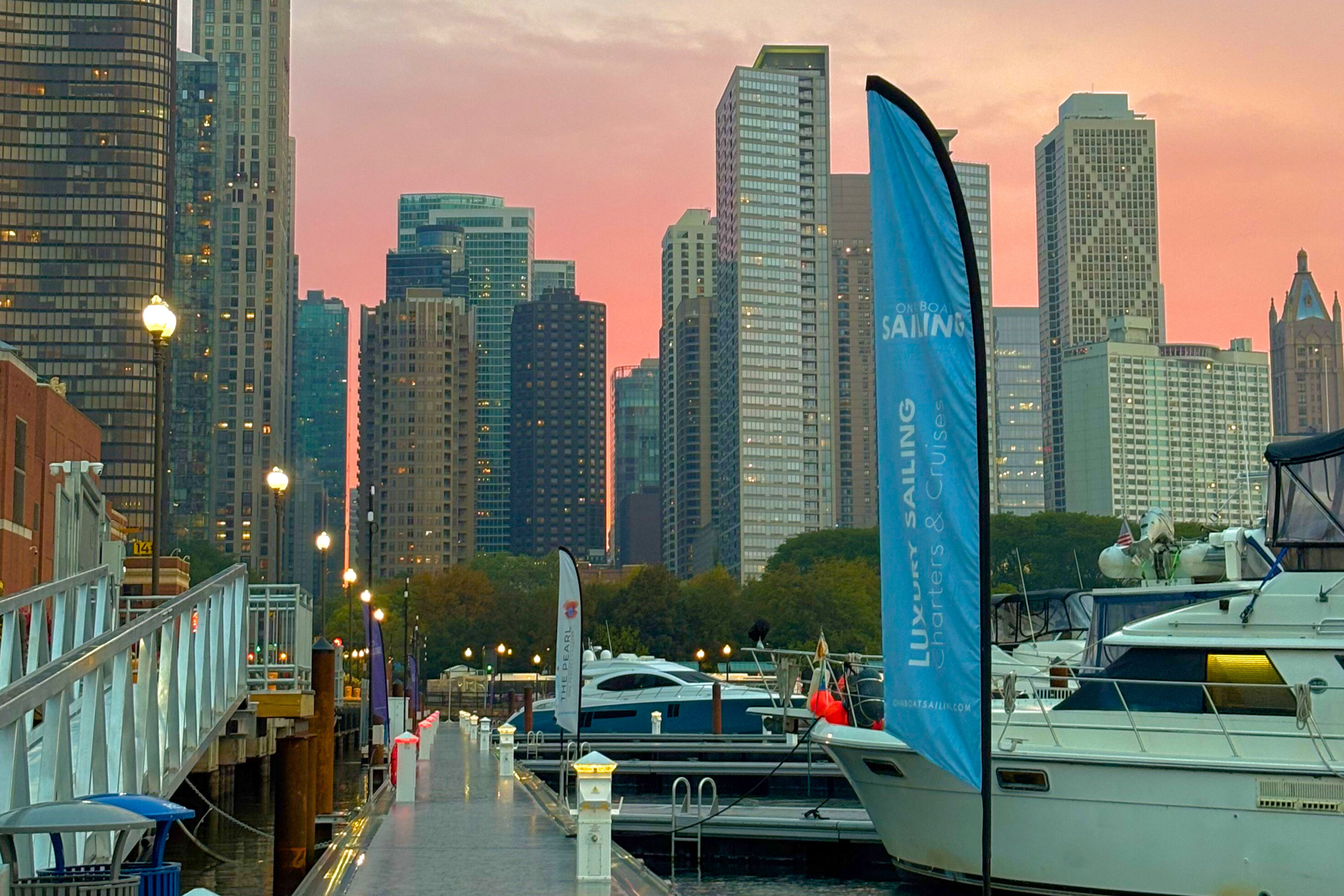 Chicago marinas. Where to stay when you visit the windy city by boat.