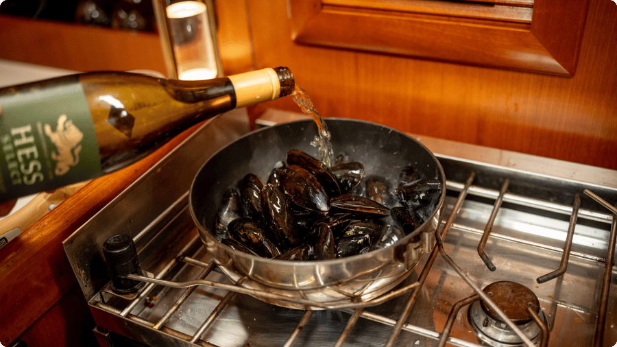 Cooking mussels with wine broth